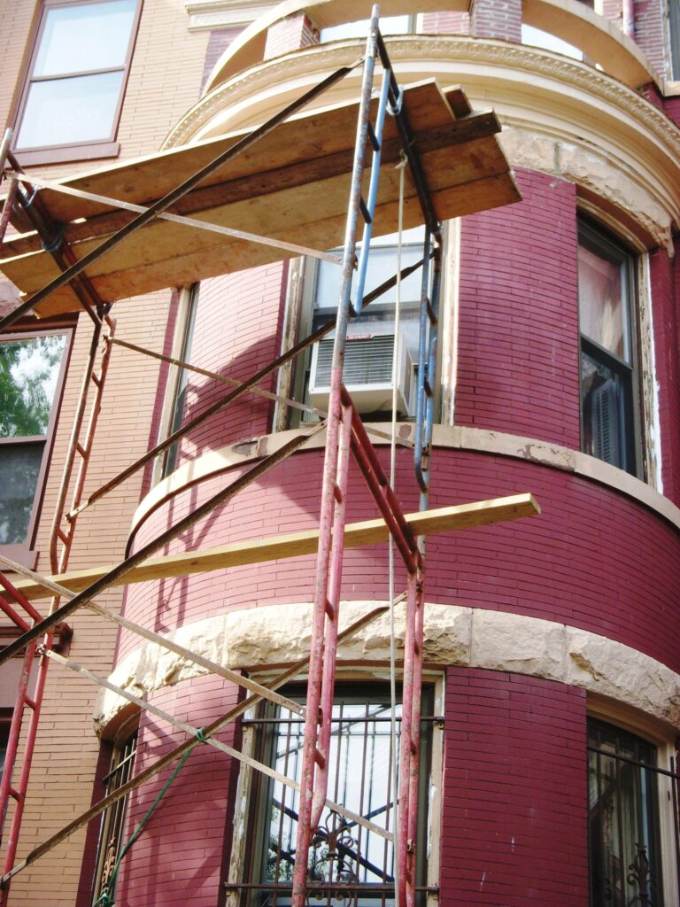 Lyserød facade under renovering